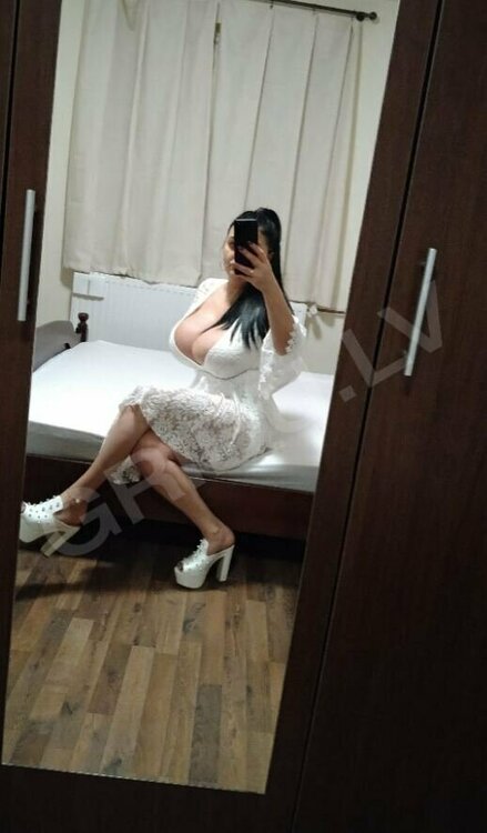 goryachaya-pyshnogrudaya-brunetka (3).jpg